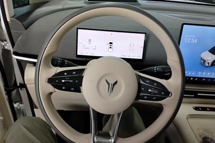 Used VOYAH Dream 2025 PHEV Four-Wheel-Drive Flagship Kunpeng Edition Steering Wheel