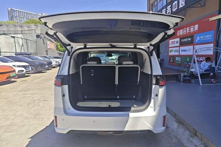 Used VOYAH Dream 2025 PHEV Four-Wheel-Drive Flagship Kunpeng Edition Trunk