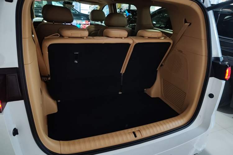 Used VOYAH Dream 2025 PHEV Four-Wheel Drive Prestige Kunpeng Edition Trunk