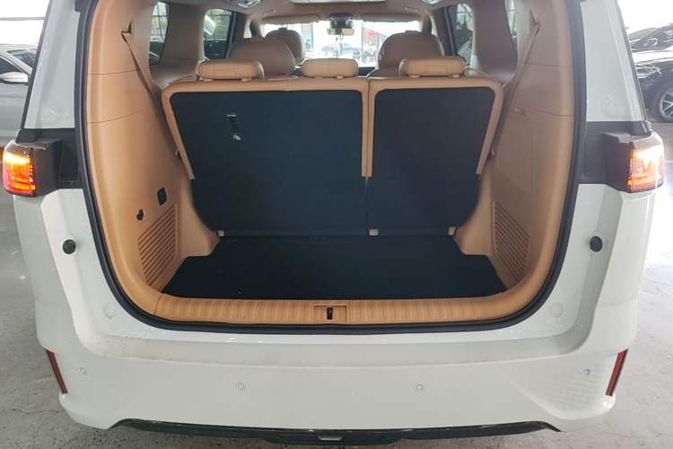 Used VOYAH Dream 2025 PHEV Four-Wheel Drive Prestige Kunpeng Edition Trunk