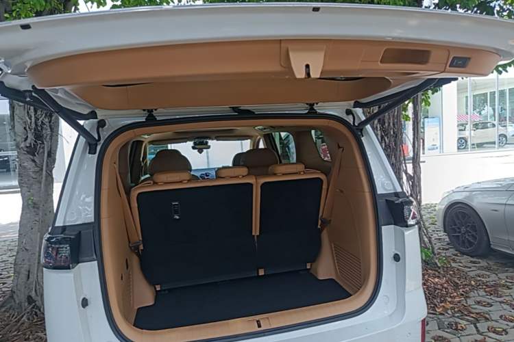 Used VOYAH Dream 2025 PHEV Four-Wheel Drive Excellence Kunpeng Edition Trunk