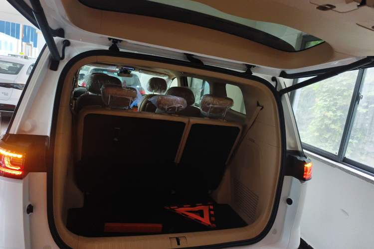 Used VOYAH Dream 2025 PHEV Four-Wheel Drive Prestige Kunpeng Edition Trunk