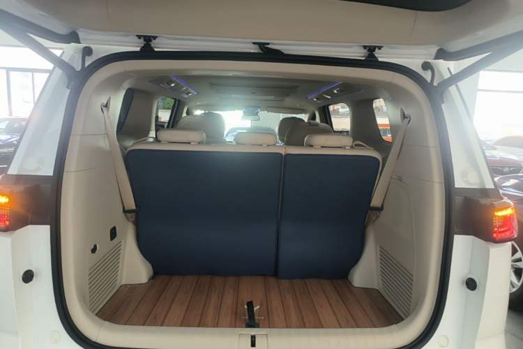 Used VOYAH Dream 2025 PHEV Four-Wheel Drive Prestige Kunpeng Edition Trunk
