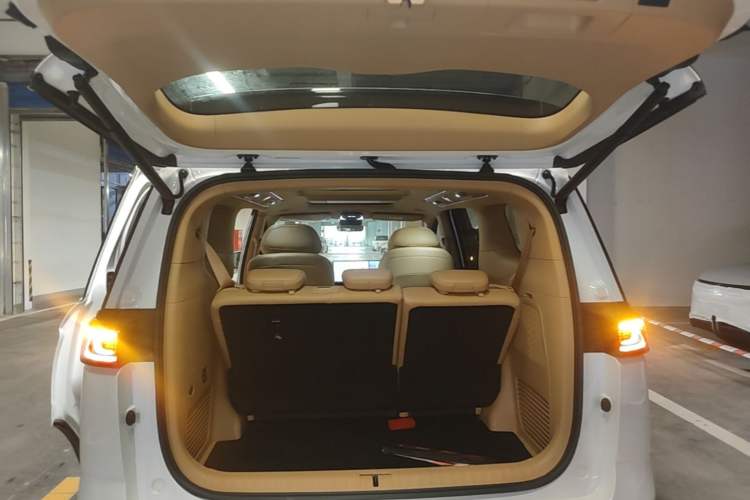 Used VOYAH Dream 2025 PHEV Four-Wheel Drive Prestige Kunpeng Edition Trunk