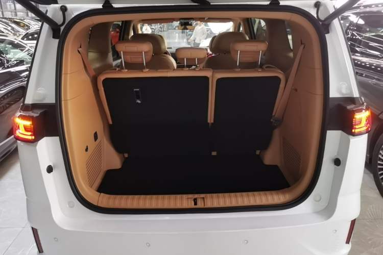 Used VOYAH Dream 2025 PHEV Four-Wheel Drive Prestige Kunpeng Edition Trunk