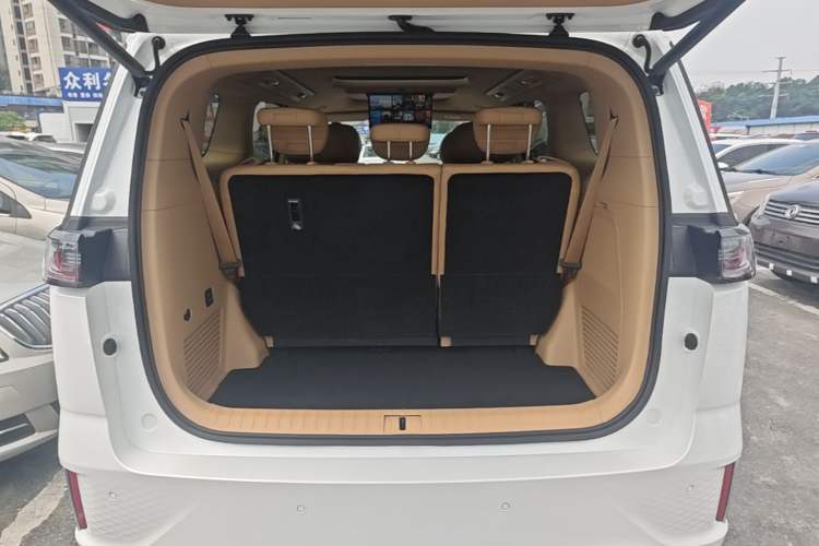 Used VOYAH Dream 2025 PHEV Four-Wheel Drive Prestige Kunpeng Edition Trunk