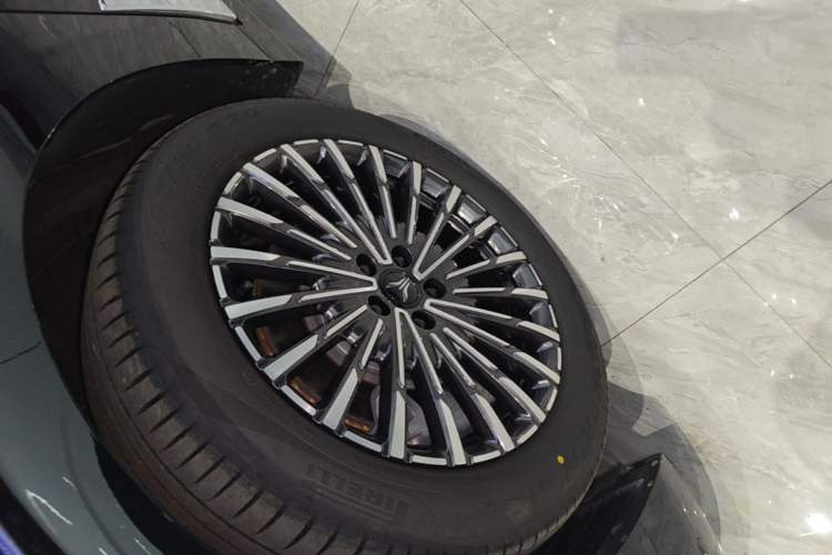 Used VOYAH Dream 2026 Model PHEV Qiankun Ultra Left Front Wheel Hub