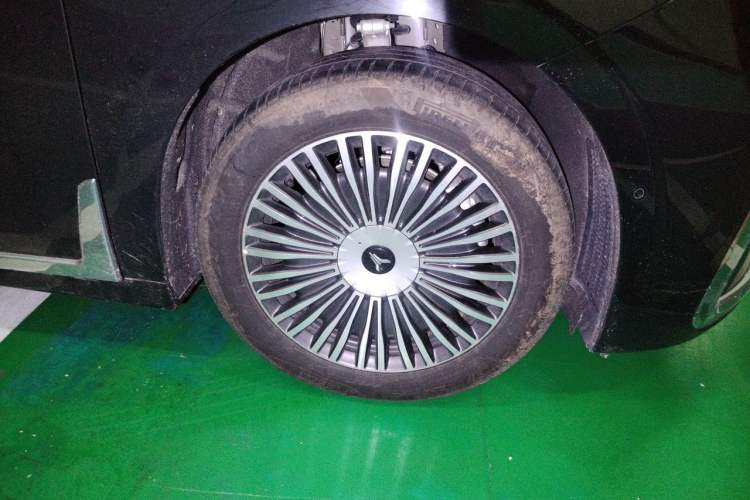 Used VOYAH Dream 2026 Model, PHEV Champion Edition Right Front Wheel Hub