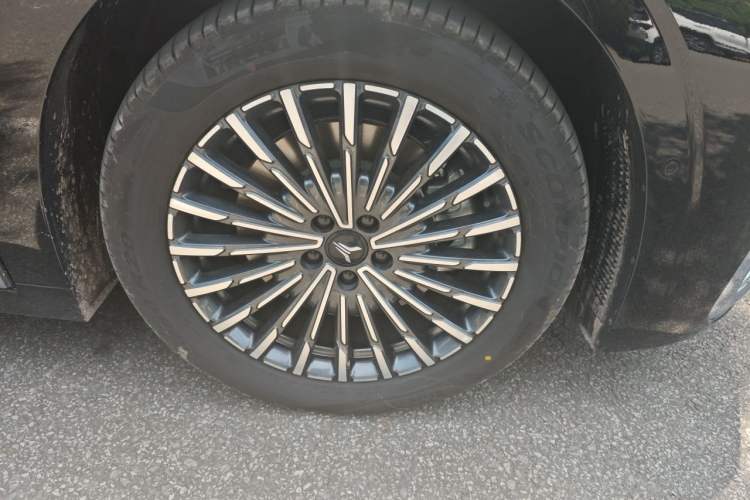 Used VOYAH Dream 2026 Model, PHEV Champion Edition Right Front Wheel Hub