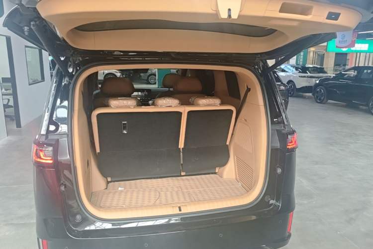 Used VOYAH Dream 2026 Model PHEV Qiankun Pro Trunk