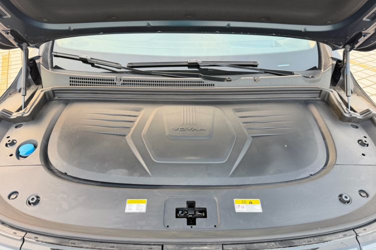 Used VOYAH Dream 2026 Model PHEV Kunpeng Pro Engine Bay