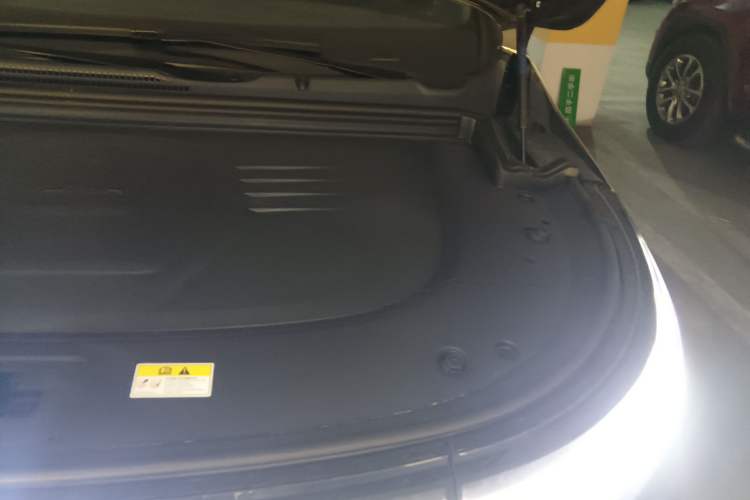Used VOYAH Dream 2026 Model PHEV Kunpeng Max Engine Bay Left