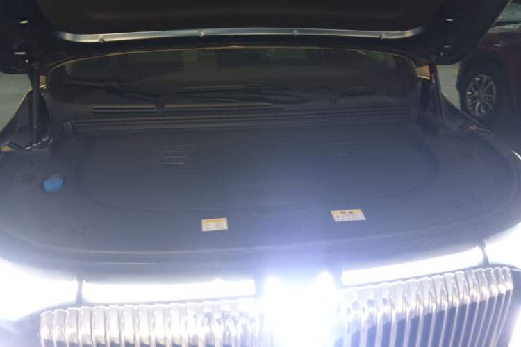 Used VOYAH Dream 2026 Model PHEV Kunpeng Max Engine Bay