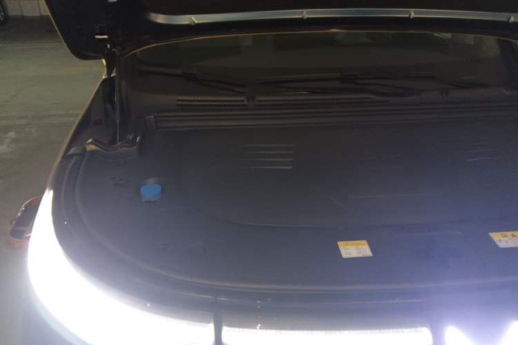 Used VOYAH Dream 2026 Model PHEV Kunpeng Max Engine Bay Right