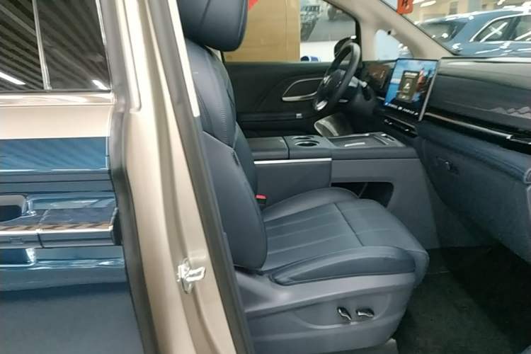 Used VOYAH Dream 2026 Model PHEV Qiankun Ultra Right Front Seat