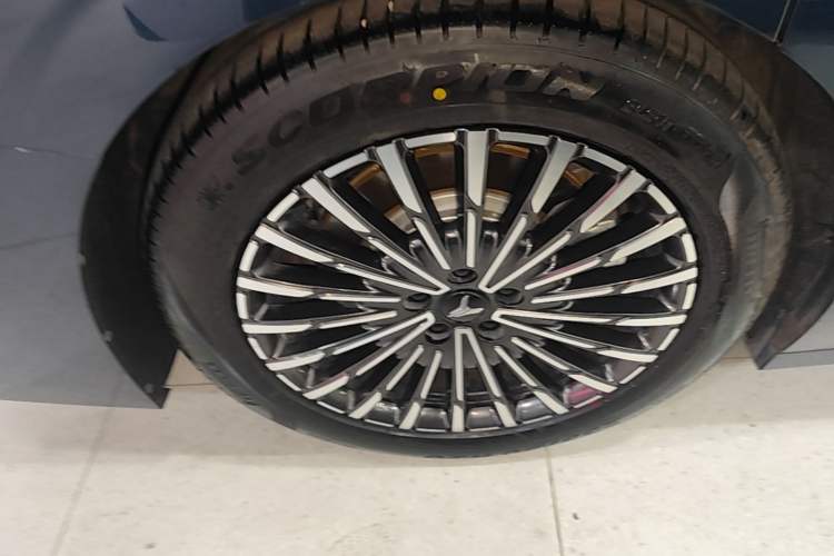 Used VOYAH Dream 2026 Model PHEV Qiankun Ultra Right Rear Wheel Hub