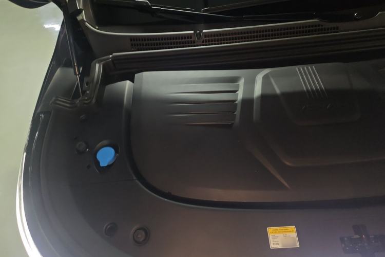 Used VOYAH Dream 2026 Model PHEV Kunpeng Pro Engine Bay Right