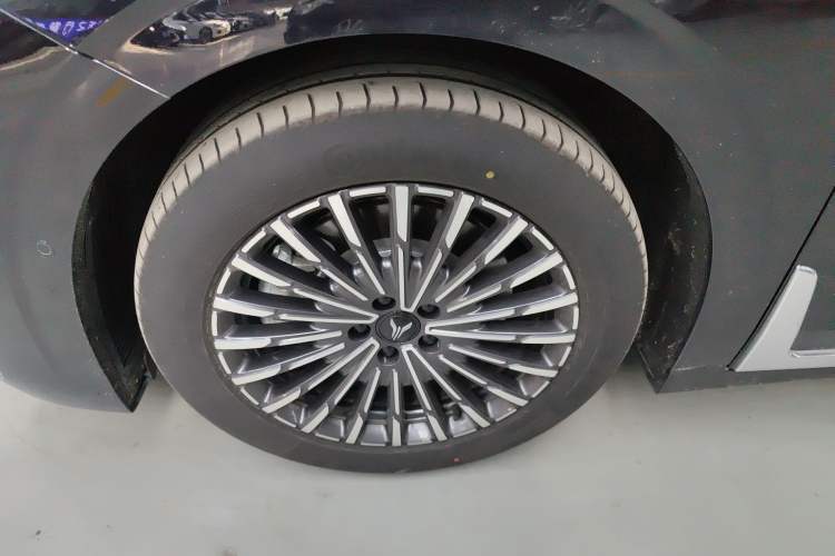 Used VOYAH Dream 2026 Model PHEV Qiankun Max Left Front Wheel Hub