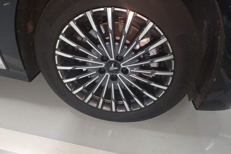 Used VOYAH Dream 2026 Model PHEV Kunpeng Pro Right Front Wheel Hub