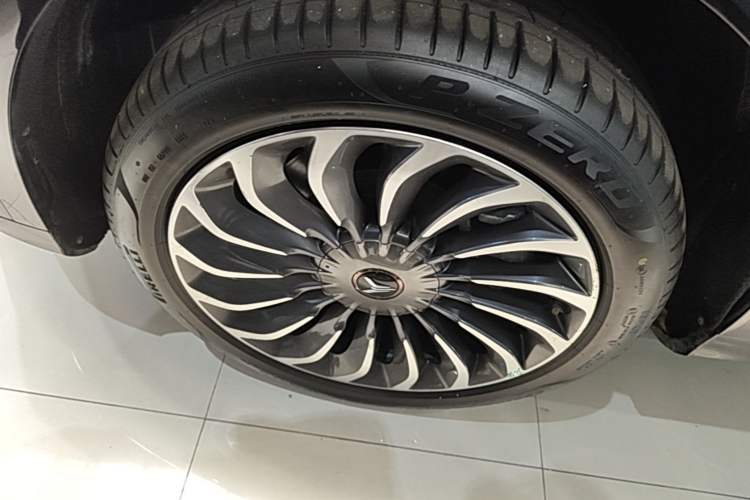 Used VOYAH FREE 2021 Four-Wheel Drive Standard Range-Extended Exclusive Luxury Package Left Front Wheel Hub