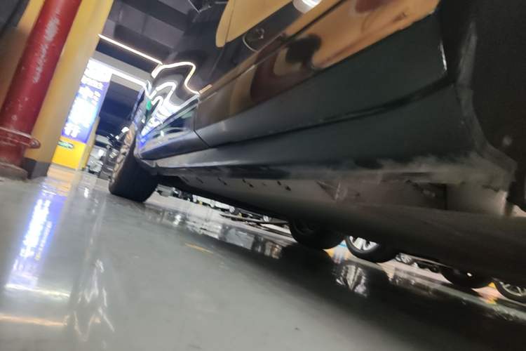 Used VOYAH FREE 2021 Four-Wheel Drive Standard Range-Extended Exclusive Luxury Package Left Side Sill