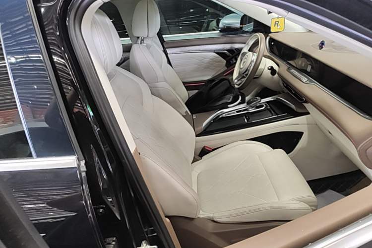 Used VOYAH FREE 2021 Four-Wheel Drive Standard Range-Extended Exclusive Luxury Package Right Front Seat