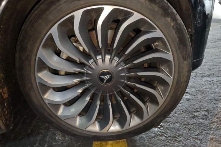 Used VOYAH FREE 2021 Four-Wheel Drive Standard Range-Extended Exclusive Luxury Package Right Front Wheel Hub