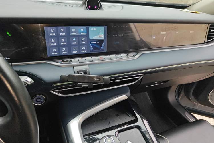 Used VOYAH FREE 2021 Four-Wheel Drive Standard Range-Extended Exclusive Luxury Package Audio And AC Panel