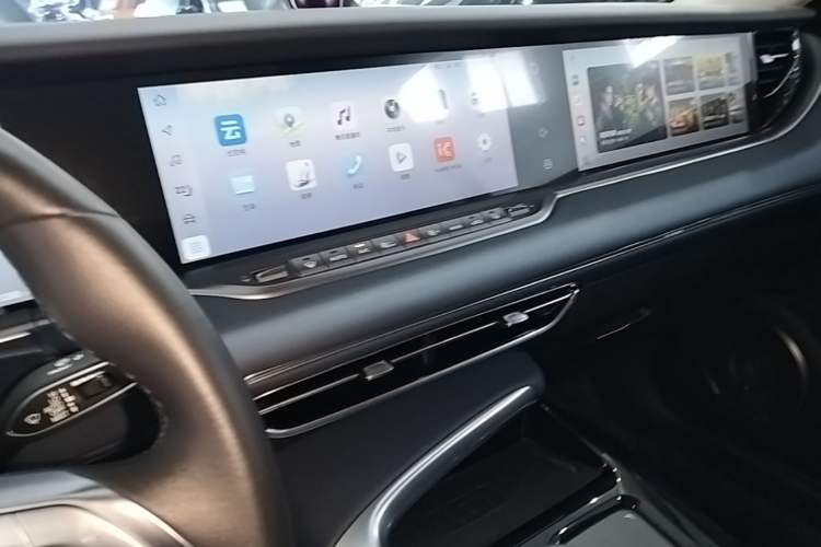 Used VOYAH FREE 2021 Four-Wheel Drive Standard Range-Extended Exclusive Luxury Package Audio And AC Panel