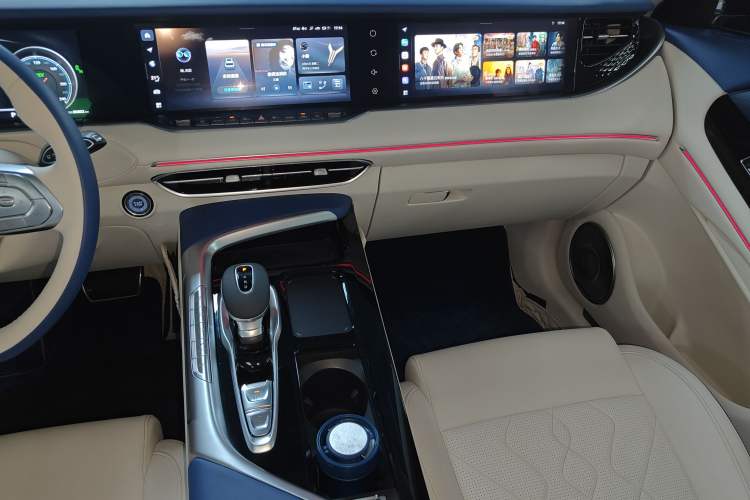 Used VOYAH FREE 2021 Four-Wheel Drive Standard Range-Extended Exclusive Luxury Package Audio And AC Panel
