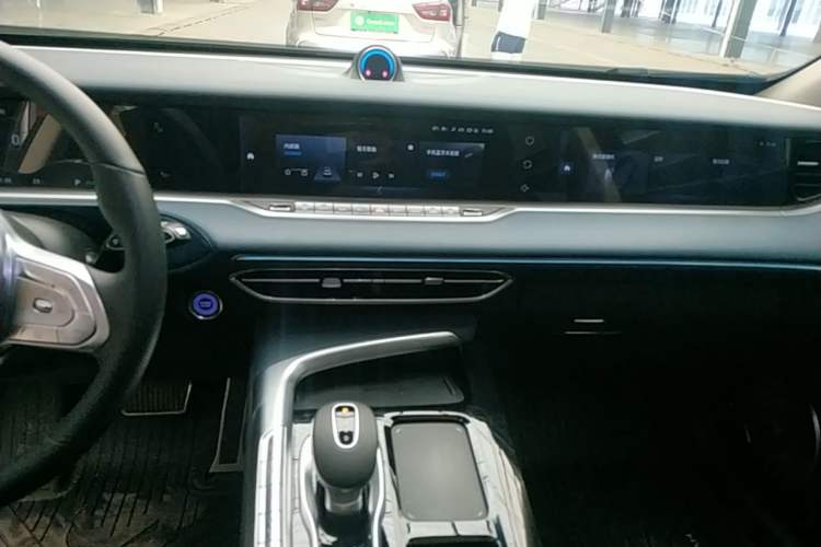 Used VOYAH FREE 2021 Four-Wheel Drive Standard Range-Extended Exclusive Luxury Package Audio And AC Panel