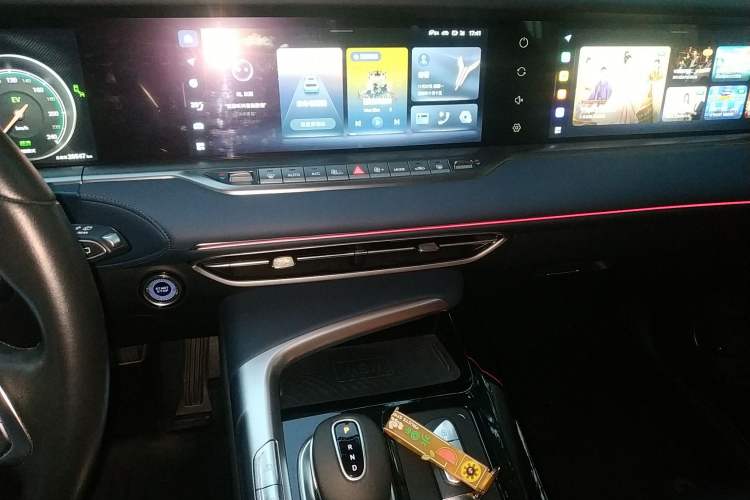 Used VOYAH FREE 2021 Four-Wheel Drive Standard Range-Extended Exclusive Luxury Package Audio And AC Panel