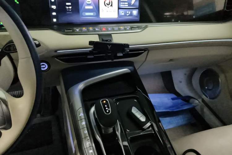 Used VOYAH FREE 2021 Four-Wheel Drive Standard Range-Extended Exclusive Luxury Package Audio And AC Panel