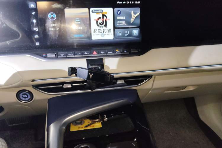 Used VOYAH FREE 2021 Four-Wheel Drive Standard Range-Extended Exclusive Luxury Package Audio And AC Panel
