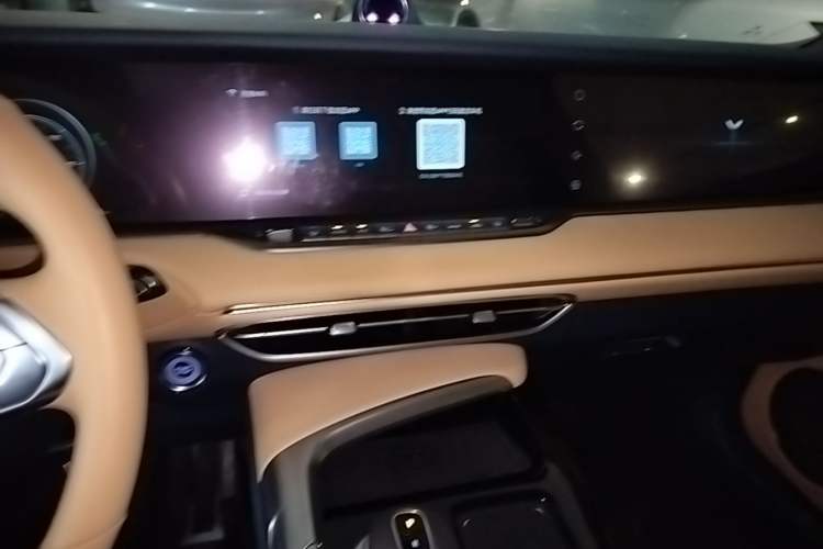 Used VOYAH FREE 2021 Four-Wheel Drive Standard Range-Extended Exclusive Luxury Package Audio And AC Panel