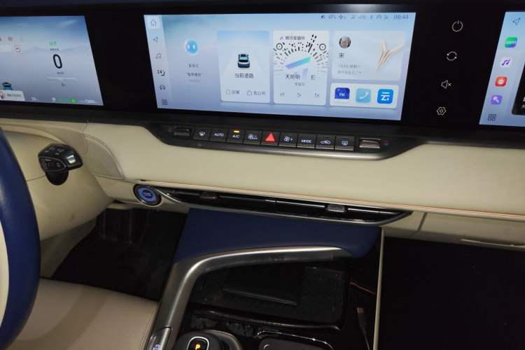 Used VOYAH FREE 2021 Four-Wheel Drive Standard Range-Extended Exclusive Luxury Package Audio And AC Panel