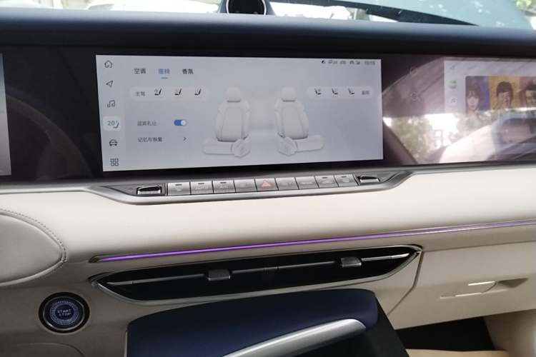 Used VOYAH FREE 2021 Four-Wheel Drive Standard Range-Extended Exclusive Luxury Package Audio And AC Panel