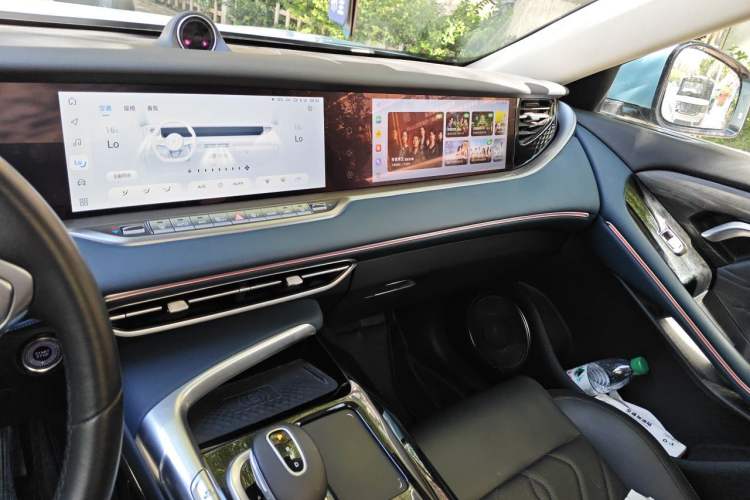 Used VOYAH FREE 2021 Four-Wheel Drive Standard Range-Extended Exclusive Luxury Package Audio And AC Panel