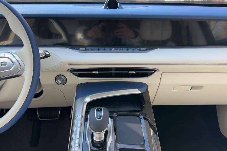 Used VOYAH FREE 2021 Four-Wheel Drive Standard Range-Extended Exclusive Luxury Package Audio And AC Panel