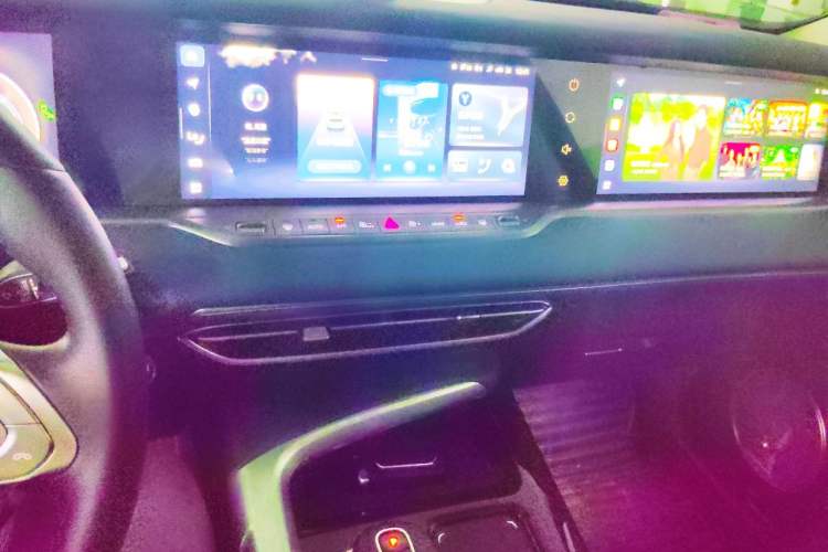 Used VOYAH FREE 2021 Four-Wheel Drive Standard Range-Extended Exclusive Luxury Package Audio And AC Panel