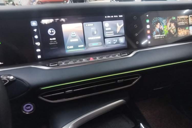 Used VOYAH FREE 2021 Four-Wheel Drive Standard Range-Extended Exclusive Luxury Package Audio And AC Panel