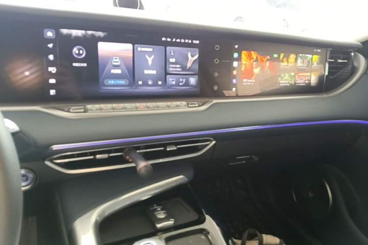 Used VOYAH FREE 2021 Four-Wheel Drive Standard Range-Extended Exclusive Luxury Package Audio And AC Panel