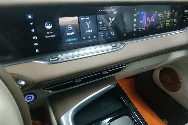 Used VOYAH FREE 2021 Four-Wheel Drive Standard Range-Extended Exclusive Luxury Package Audio And AC Panel