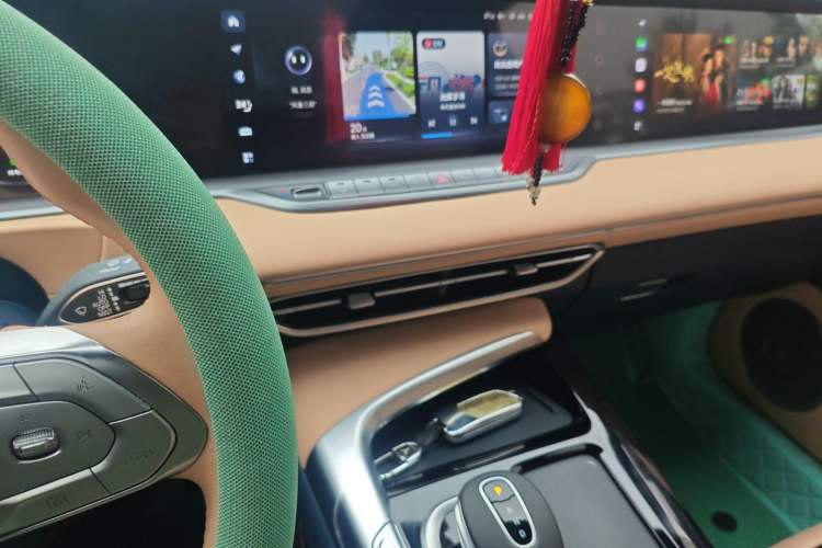 Used VOYAH FREE 2021 Four-Wheel Drive Standard Range-Extended Exclusive Luxury Package Audio And AC Panel