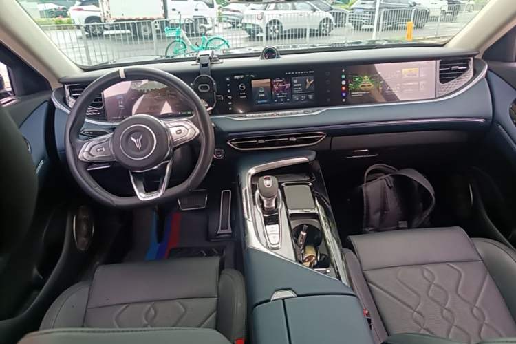 Used VOYAH FREE 2021 Four-Wheel Drive Standard Range-Extended Exclusive Luxury Package Center Console