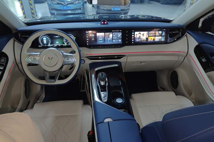 Used VOYAH FREE 2021 Four-Wheel Drive Standard Range-Extended Exclusive Luxury Package Center Console