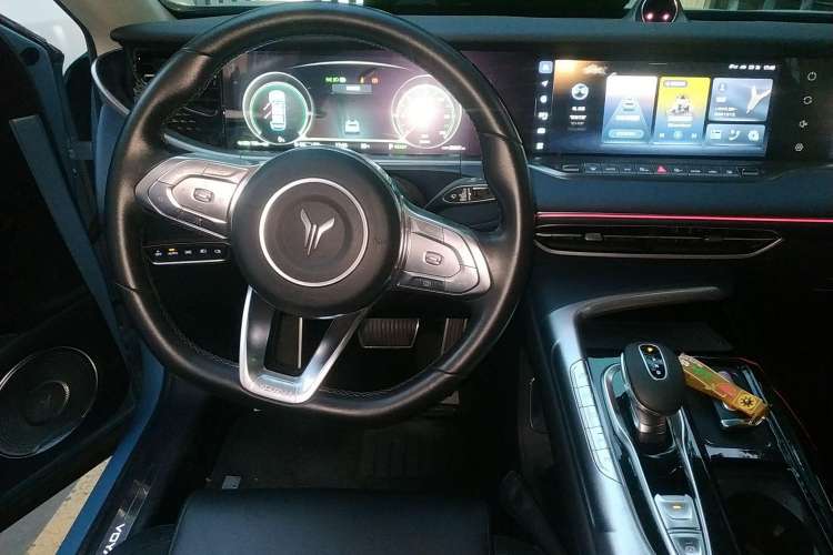 Used VOYAH FREE 2021 Four-Wheel Drive Standard Range-Extended Exclusive Luxury Package Center Console