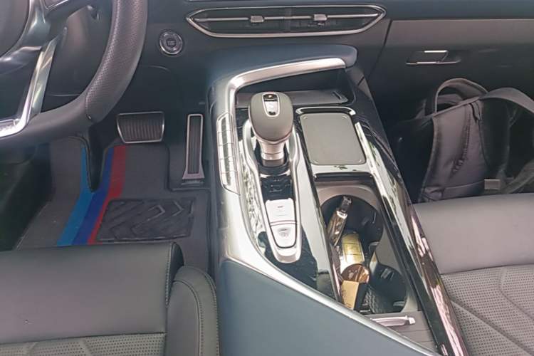 Used VOYAH FREE 2021 Four-Wheel Drive Standard Range-Extended Exclusive Luxury Package Gear Lever