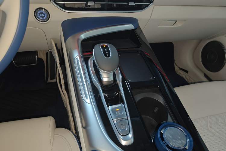 Used VOYAH FREE 2021 Four-Wheel Drive Standard Range-Extended Exclusive Luxury Package Gear Lever