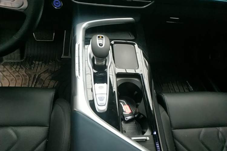Used VOYAH FREE 2021 Four-Wheel Drive Standard Range-Extended Exclusive Luxury Package Gear Lever